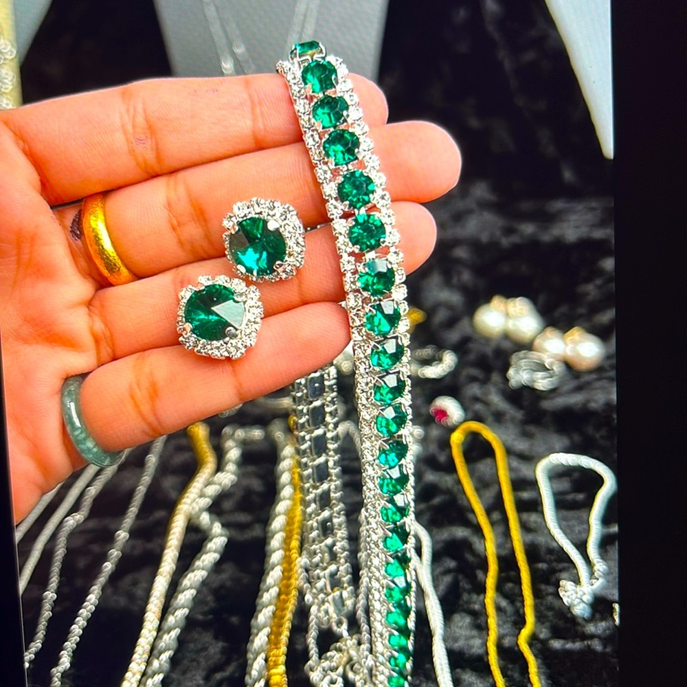 NWOT EMERALD DIAMONDS NECKLACE & EARRINGS STUNNING SPARKLING